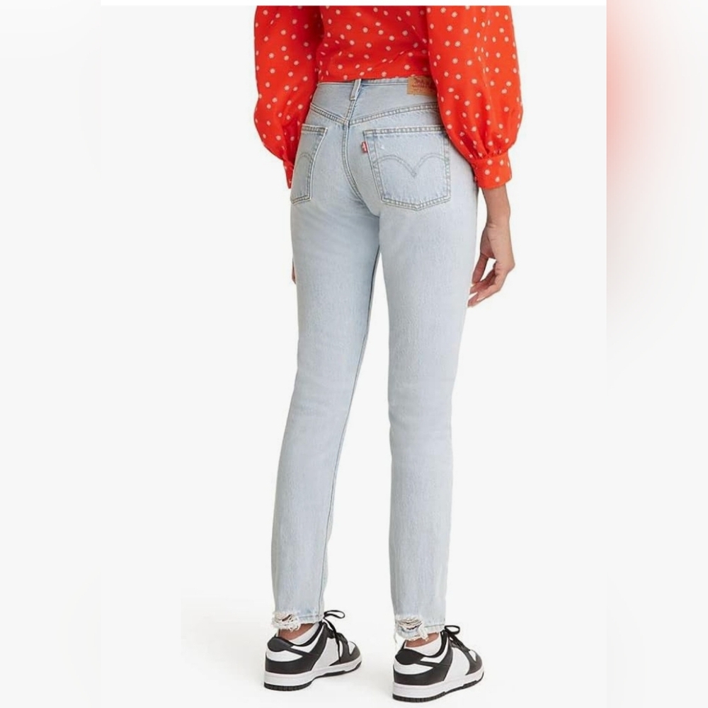 Women's 501 Skinny Levi's light wash jeans size 30